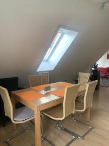 Posezení v ubytování Sonniges Dachzimmer