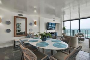 TV a/nebo společenská místnost v ubytování The Islander - 7C by Sea Scape Properties