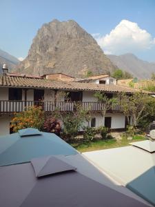 vista su una casa con una montagna sullo sfondo di Sequeiros Garden a Ollantaytambo