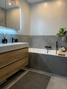 Φωτογραφία από το άλμπουμ του 115 m2 apartment with garden 200m from the beach στο Σεβενίνγκεν +31 φωτογραφίες