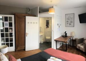 Kuchyň nebo kuchyňský kout v ubytování "Les Logis d'Argent" Chambre d'hôte avec WC, SDB, TV, Wifi, Option Petit Déjeuner , Parking