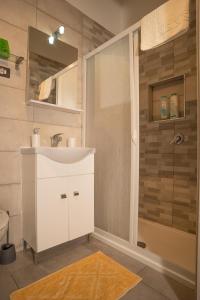 a bathroom with a sink and a shower at Monolocale Central Station in Brindisi