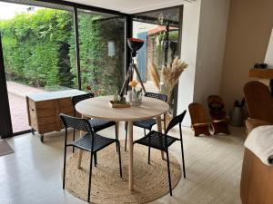 a table with chairs and a lamp in a room at Le Sevirqueno in Bougarber