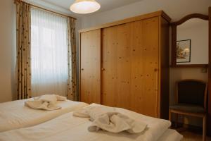 a bedroom with two beds with towels on them at Gästehaus Edhof in Witzmannsberg