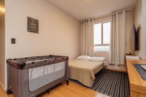 una piccola stanza con un letto e una finestra di Apto Completo BH ARENA MRV - Ar Condicionado e Estacionamento a Belo Horizonte Altre 37 foto