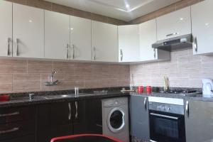Kuchyň nebo kuchyňský kout v ubytování Grand Appartement Rooftop Kenitra
