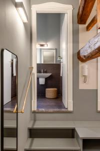 un baño con inodoro y lavabo en Cathedral Room&Loft, en Palermo