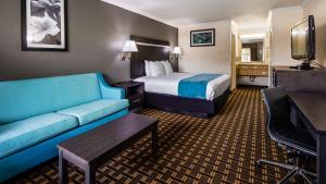 Телевизор и/или развлекательный центр в Best Western Garden Inn