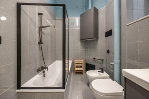 Un baño con ducha, inodoro y lavabo. en Cathedral Room&Loft, en Palermo 35 fotos más