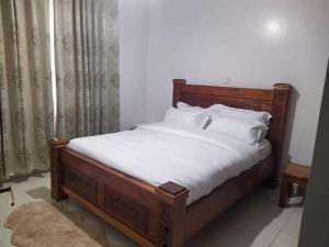 Postel nebo postele na pokoji v ubytování Cenzo HoliStay-Amalia,Near JKIA Airport & SGR Railway