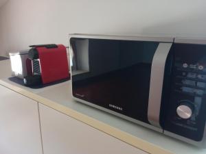 a microwave sitting on top of a counter at B&B L'Ortensia in Vignolo
