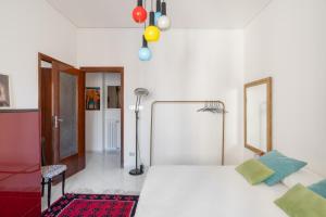 een slaapkamer met een bed en een basketbalring bij Casa vacanza Angelina Via Mercanti Centro Storico in Salerno