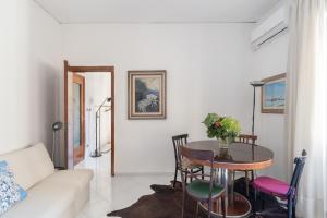 een woonkamer met een tafel en stoelen bij Casa vacanza Angelina Via Mercanti Centro Storico in Salerno