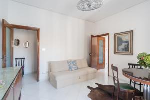 een woonkamer met een bank en een tafel bij Casa vacanza Angelina Via Mercanti Centro Storico in Salerno +20 foto's