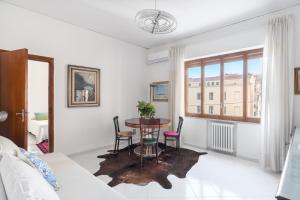 een woonkamer met een tafel en stoelen bij Casa vacanza Angelina Via Mercanti Centro Storico in Salerno