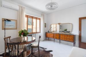 een woonkamer met een tafel en een spiegel bij Casa vacanza Angelina Via Mercanti Centro Storico in Salerno