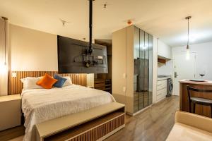 a bedroom with a large bed and a bathroom at Nova stay Apart Moderno no Hotel Fusion in Brasilia