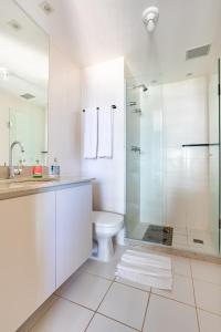 a bathroom with a toilet and a glass shower at Nova stay Apart Moderno no Hotel Fusion in Brasilia