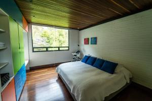 a bedroom with a bed in a room with a window at Casa Satori in Suesca