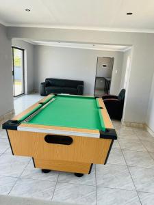 Τραπέζι μπιλιάρδου στο Zindiza Guesthouse 2