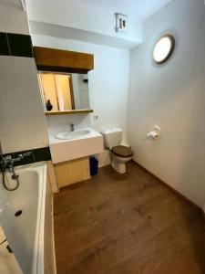 a bathroom with a toilet and a sink at Résidence Soleil - Appartement confort pour 5 pers., secteur calme du soleil, place de parking MAE-5171 in Vénosc