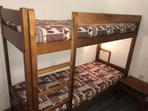 a couple of bunk beds in a room at Résidence Soleil - Appartement confort pour 5 pers., secteur calme du soleil, place de parking MAE-5171 in Vénosc