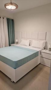 Una cama grande en una habitación con en SUITES-HOME, CIDADELA, en Praia