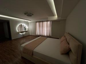 Postel nebo postele na pokoji v ubytování The Majestic - 1BHK - Self Check In + 19 fotografií