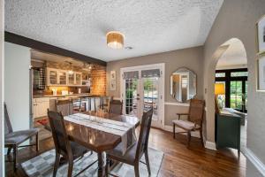 une cuisine et une salle à manger avec une table et des chaises dans l'établissement Ivy Cottage W Hot Tub By Hvnlyhomes, à Tulsa