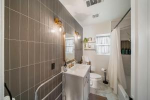 une salle de bain avec un lavabo et des toilettes dans l'établissement Ivy Cottage W Hot Tub By Hvnlyhomes, à Tulsa 54 autres photos