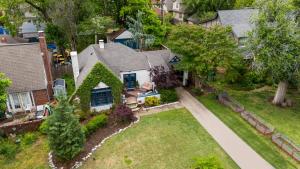 une vue aérienne d'une maison avec une cour dans l'établissement Ivy Cottage W Hot Tub By Hvnlyhomes, à Tulsa