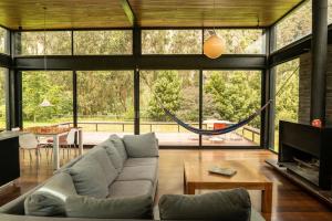 a living room with a couch and a hammock at Casa Satori in Suesca