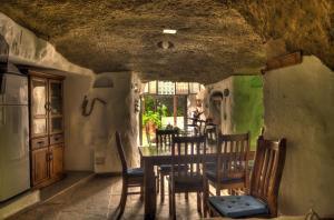 A restaurant or other place to eat at Cuevas De Barreto