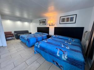 Postel nebo postele na pokoji v ubytování Skyview Manor Motel