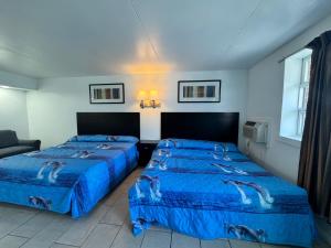 Postel nebo postele na pokoji v ubytování Skyview Manor Motel