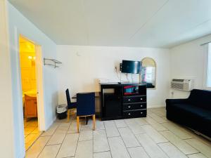 Kuchyň nebo kuchyňský kout v ubytování Skyview Manor Motel
