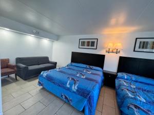 Postel nebo postele na pokoji v ubytování Skyview Manor Motel