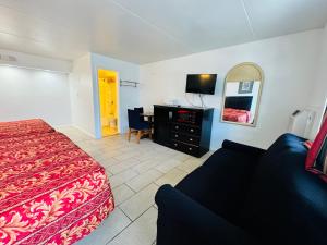 Postel nebo postele na pokoji v ubytování Skyview Manor Motel
