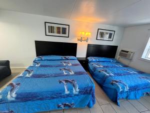 Postel nebo postele na pokoji v ubytování Skyview Manor Motel