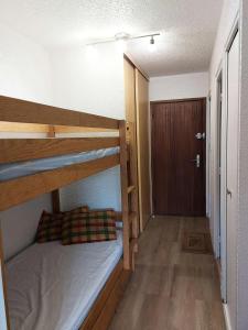 ein kleines Zimmer mit zwei Etagenbetten und einer Tür in der Unterkunft Résidence Diamant 1 - Appartement 4 pers. exposé plein sud avec une vue imprenable sur les montagnes au centre de la station MAE-5621 in Les Deux Alpes