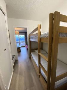Zimmer mit 2 Etagenbetten und Flur in der Unterkunft Résidence Diamant 1 - Appartement 4 pers. exposé plein sud avec une vue imprenable sur les montagnes au centre de la station MAE-5621 in Les Deux Alpes