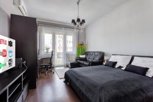 Un dormitorio con una cama, un escritorio y una silla. en B2 Big King, en Budapest