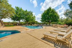 Πισίνα στο ή κοντά στο Lake Travis Home Near Marina with Spectacular Views!