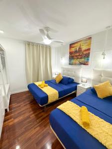 une chambre avec deux lits et un tableau au mur dans l'établissement My Flat in Rambla, à Alicante