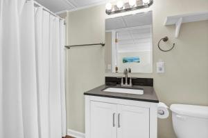 Vannituba majutusasutuses The Waterway 406 by Sea Scape Properties