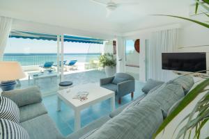 Μια τηλεόραση ή/και κέντρο ψυχαγωγίας στο Luxury Sea Front Caleton 40