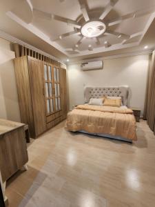 a bedroom with a bed and a ceiling at شقق قاردينيا in Aş Şafā +23 photos