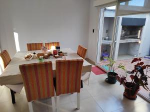 a dining room with a table and chairs in a room at Del Puente in Viedma