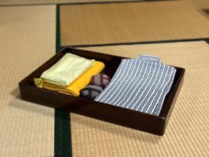 una caja de madera llena de diferentes tipos de corbatas en Hotel Kosho, en Nikko