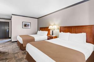 Llit o llits en una habitació de Best Western Apache Junction Inn